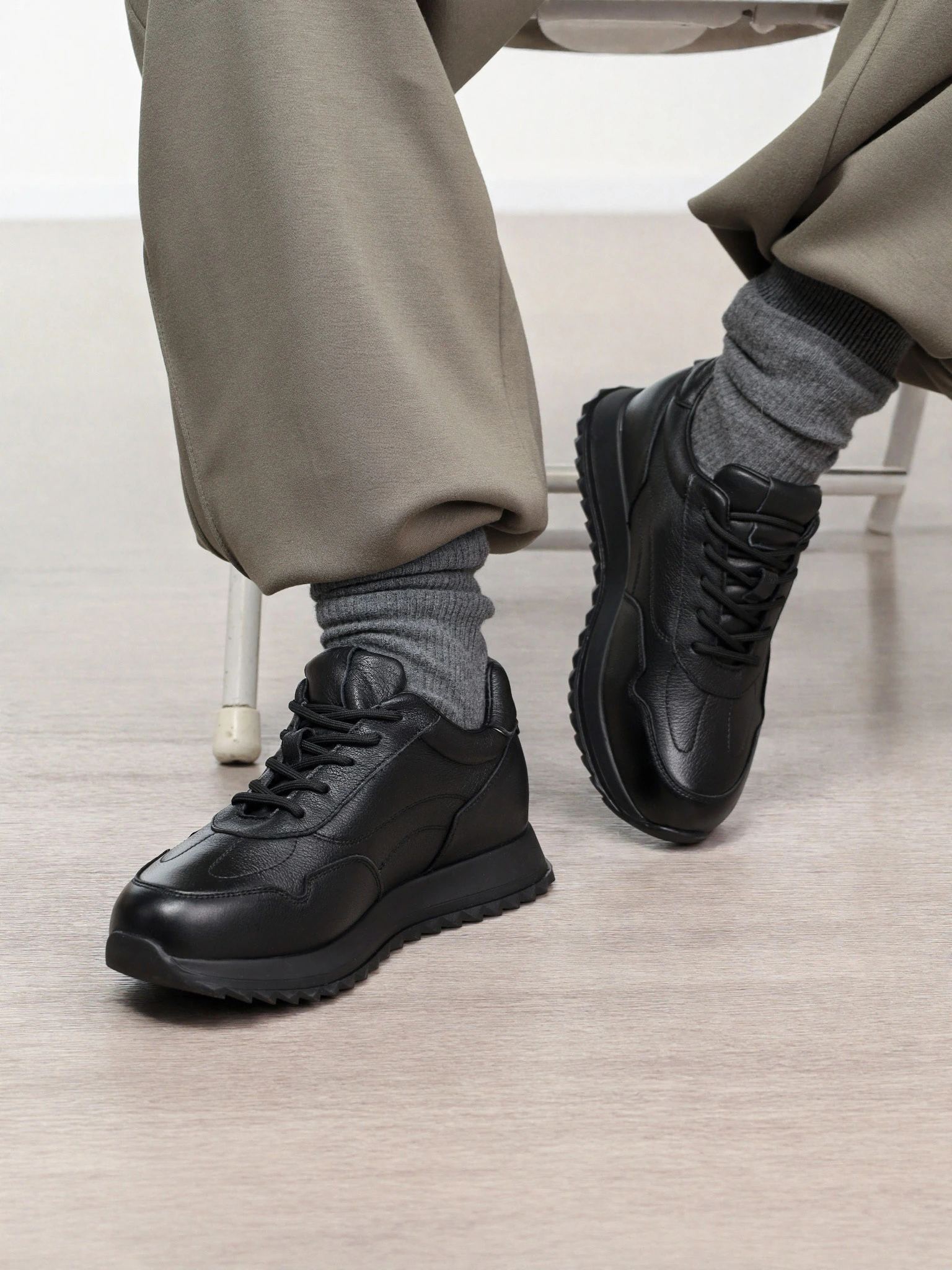 Кроссовки черного цвета на низкой рельефной подошве